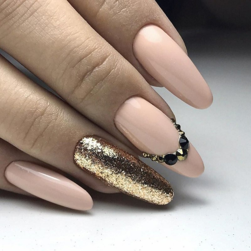 Маникюр в бежевых тонах с золотом