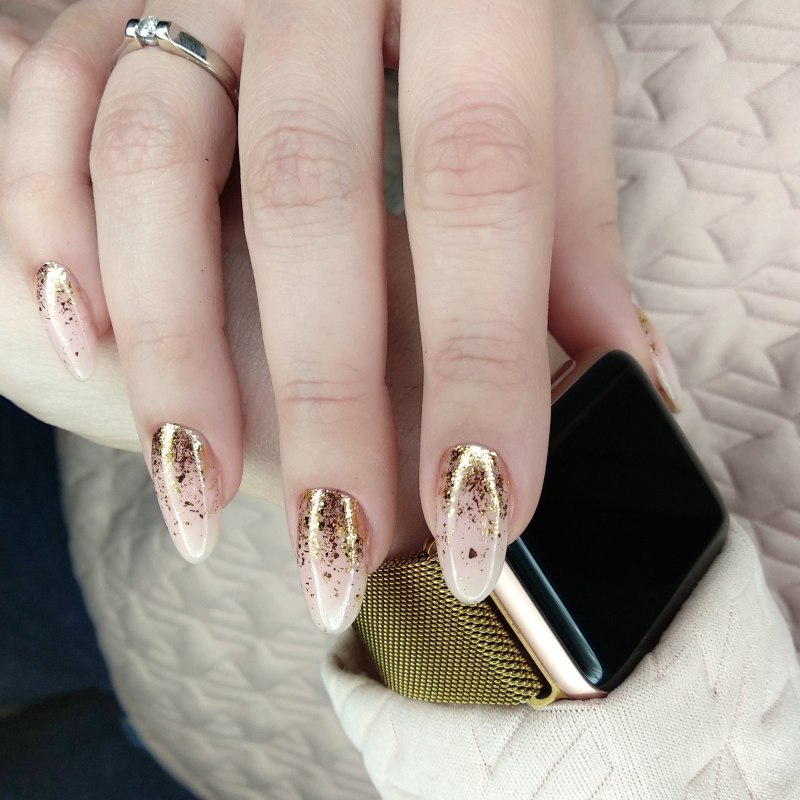 Маникюр бежевый с золотом