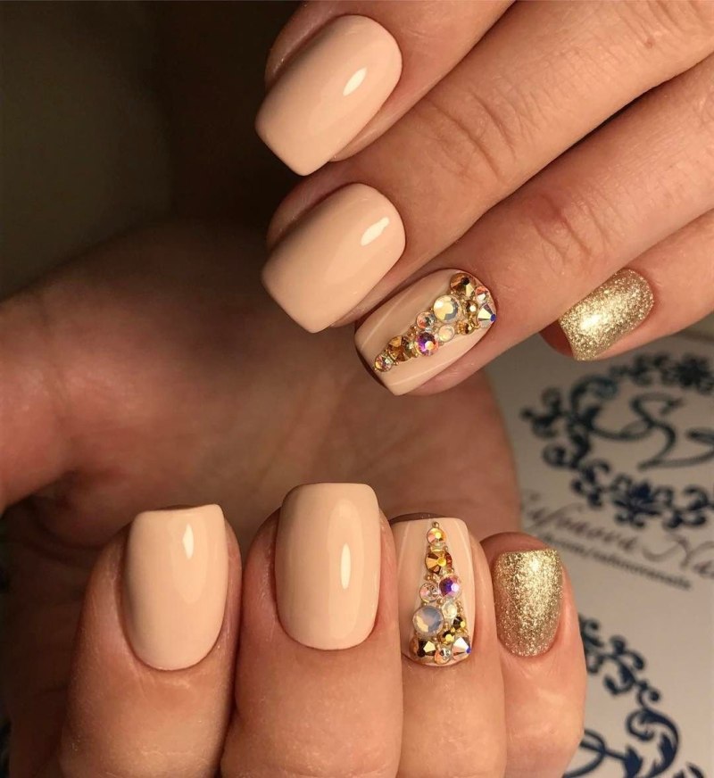 Красивый золотой маникюр