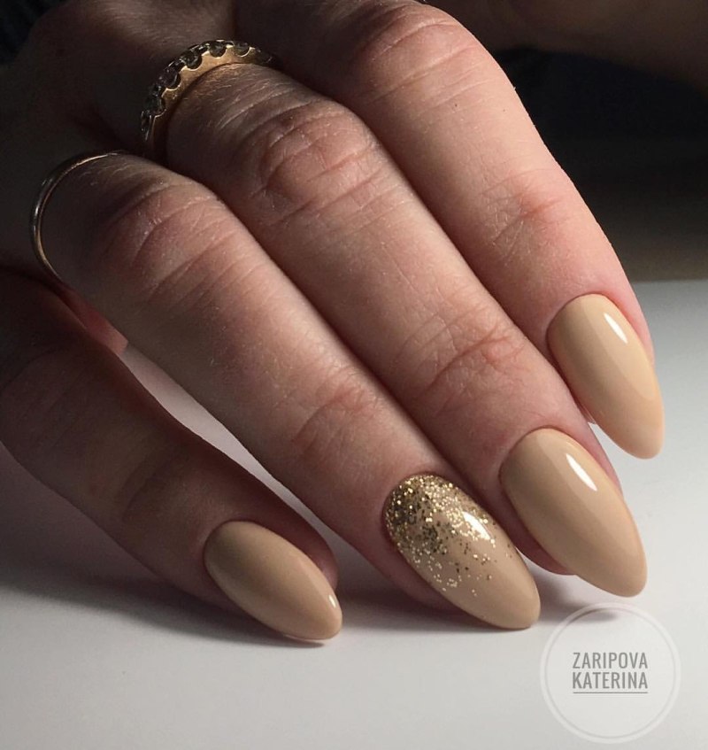 Золотистый маникюр