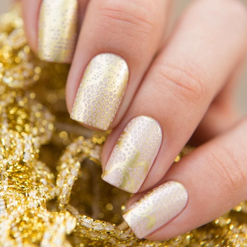 Маникюр бежевый с золотом
