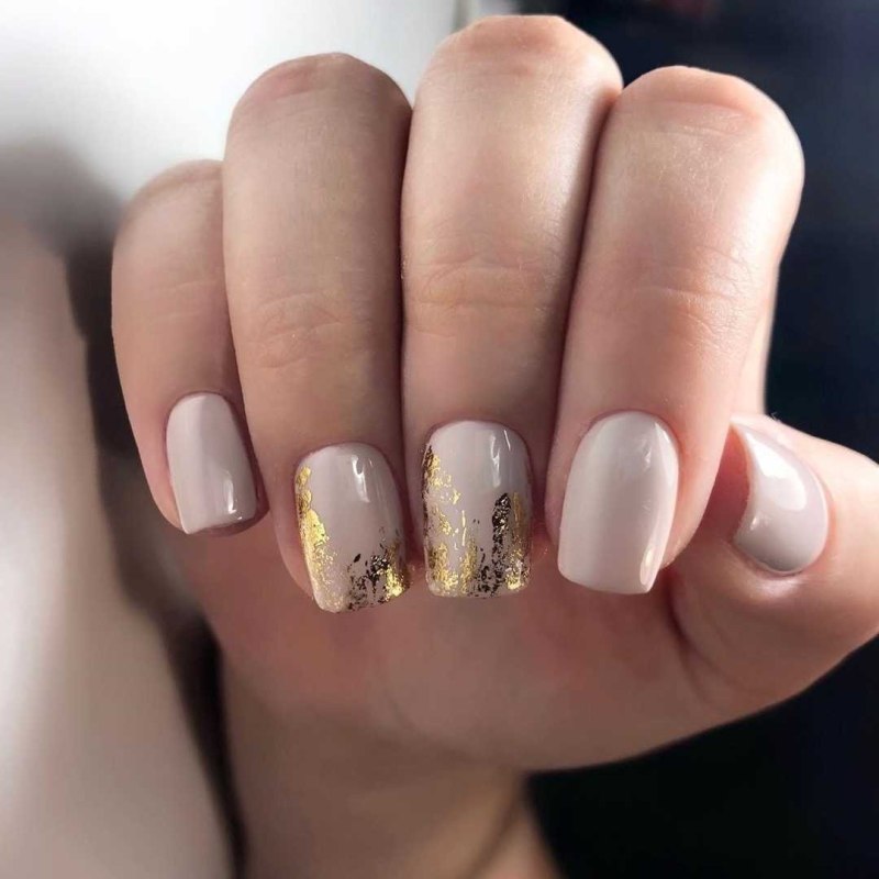 Ногти бежевые с блестками