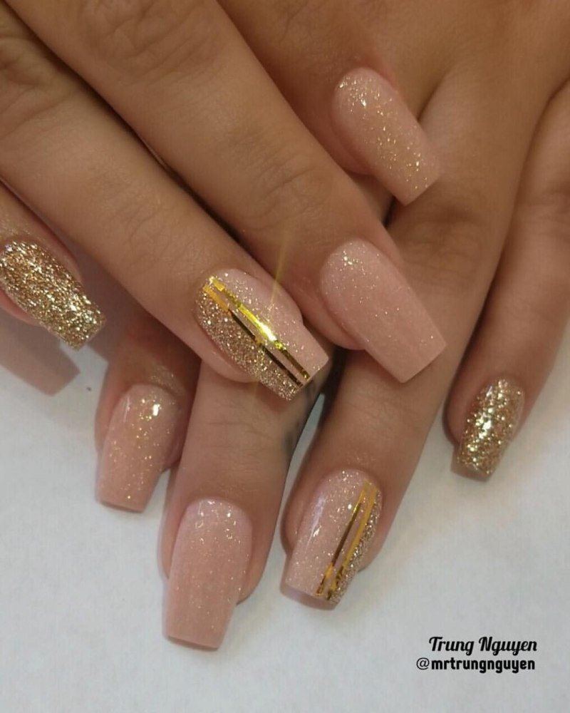 Золотистый маникюр