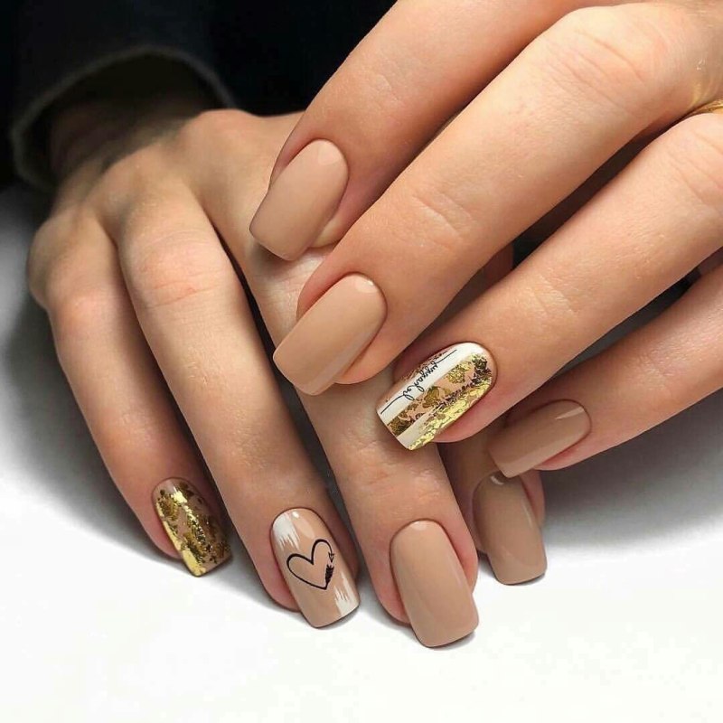 Ногти бежевые с золотом