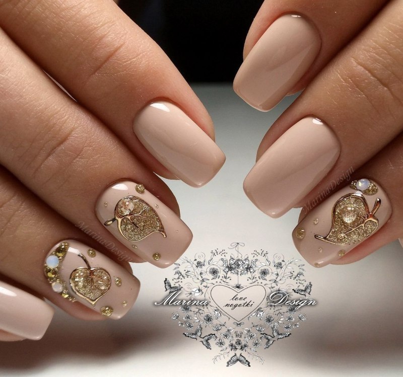 Маникюр бежевый с золотом