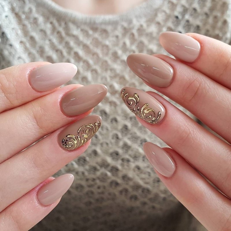 Ногти бежевые с золотом