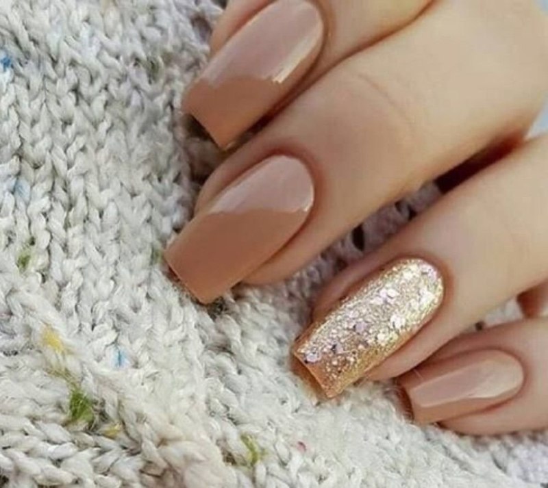 Ногти бежевые с золотом