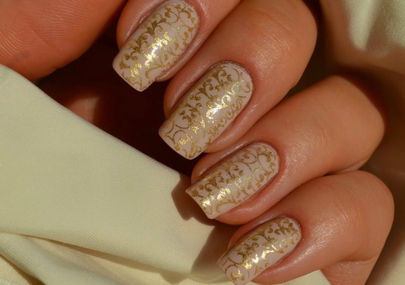 Бежевые ногти квадрат