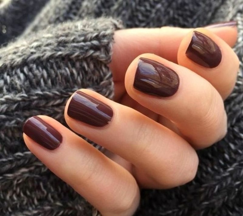 Нюдовый маникюр с золотой фольгой