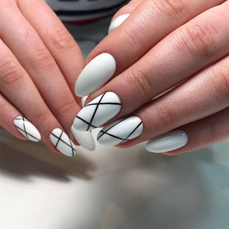 Геометрия на белых ногтях