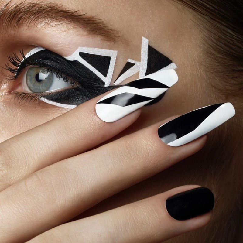 Черно белый геометрический маникюр