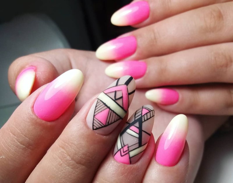 Маникюр розовый геометрия