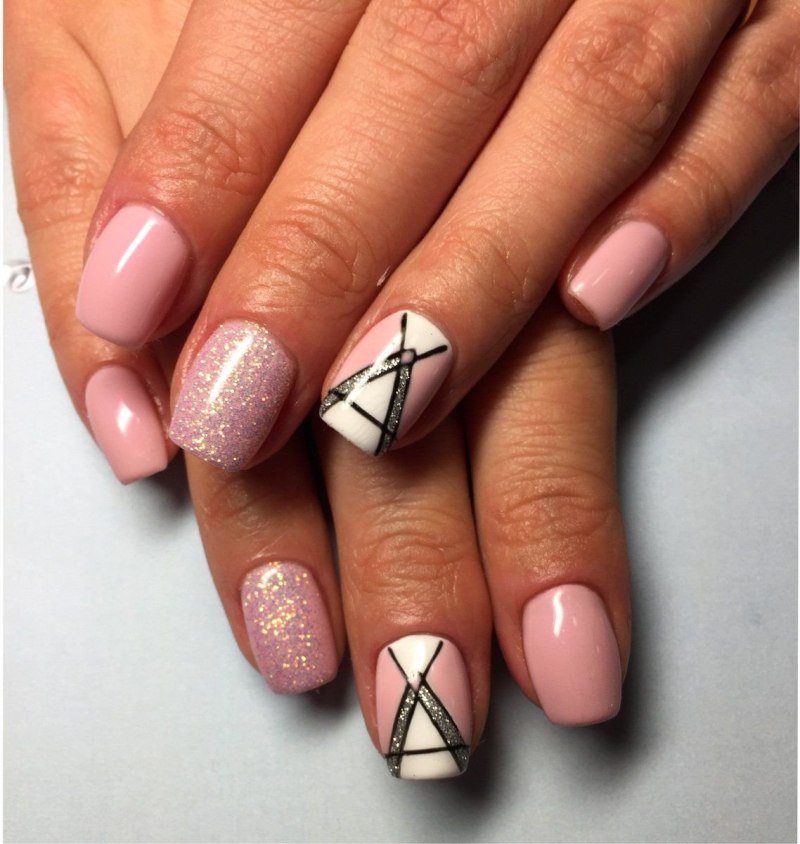 Геометрический маникюр на короткие ногти