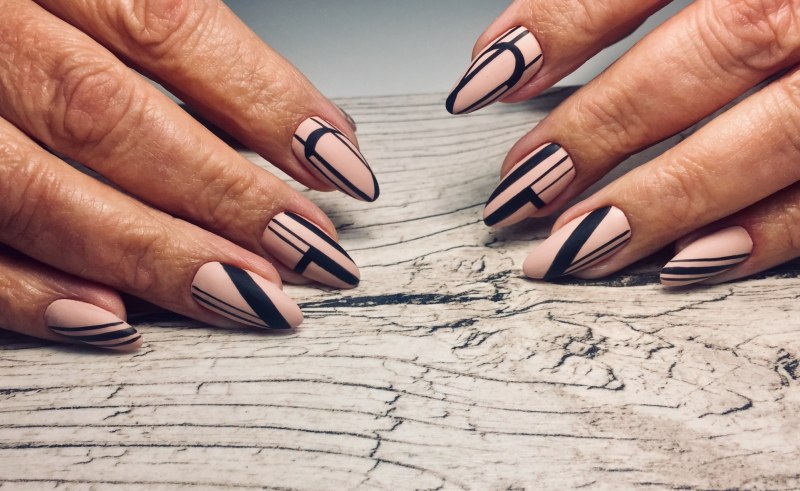 Геометрия на ногтях 2021