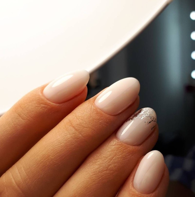 Молочный маникюр на короткие овальные ногти