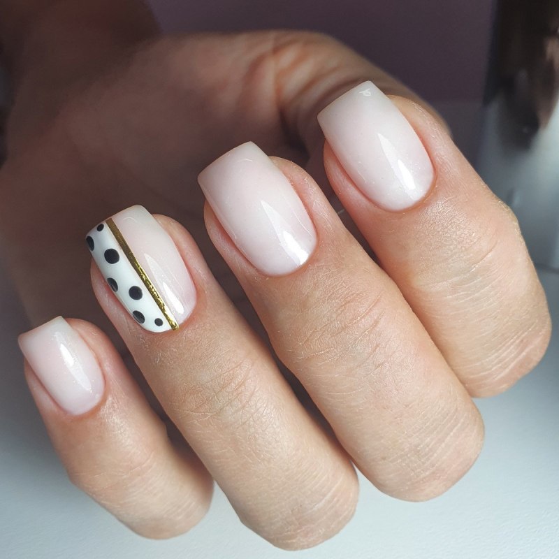 Молочные ногти маникюр
