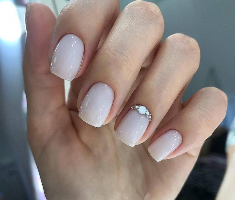 Молочные ногти с дизайном