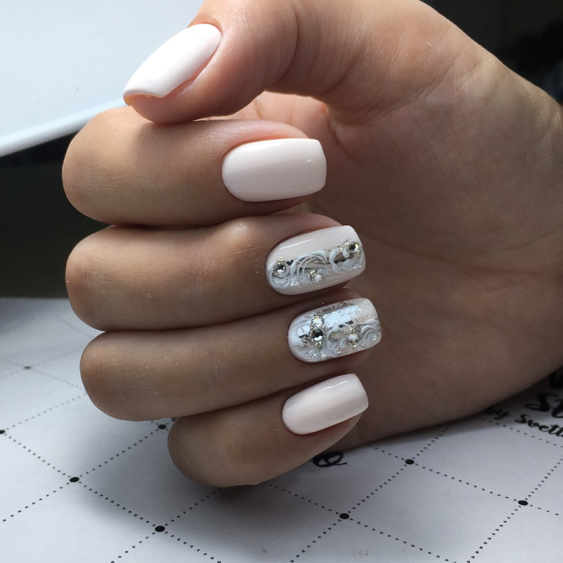 Молочный маникюр