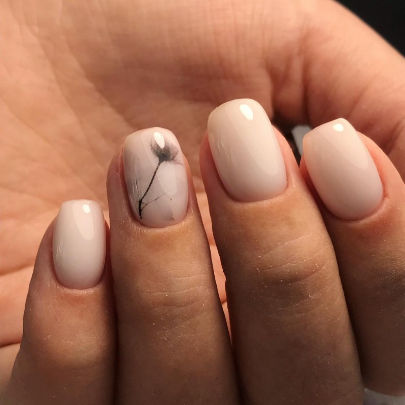 Молочный маникюр на короткие ногти