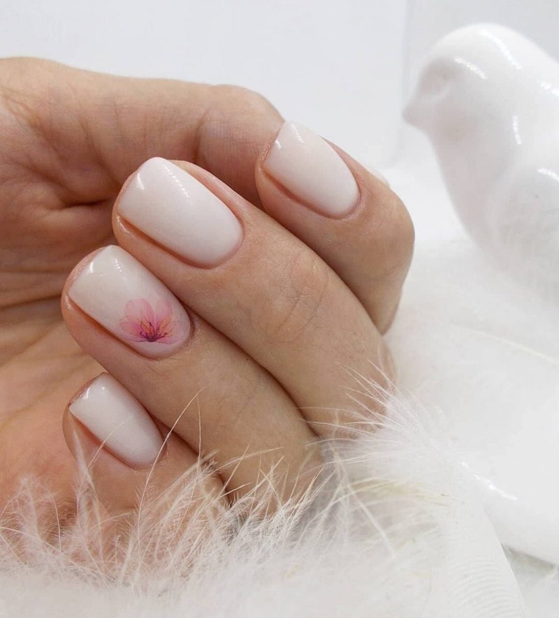 Молочный маникюр с блемтящками