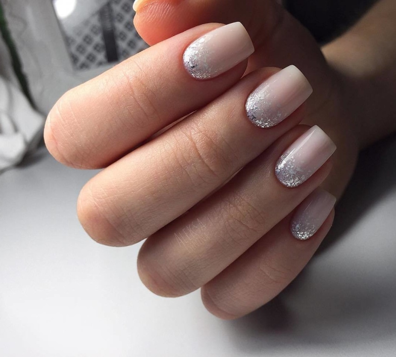 Френч на миндалевидных ногтях с молочной базой