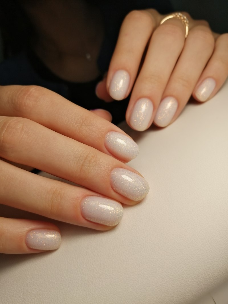 Молочный маникюр