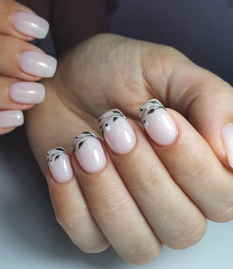 Ногти молочного цвета