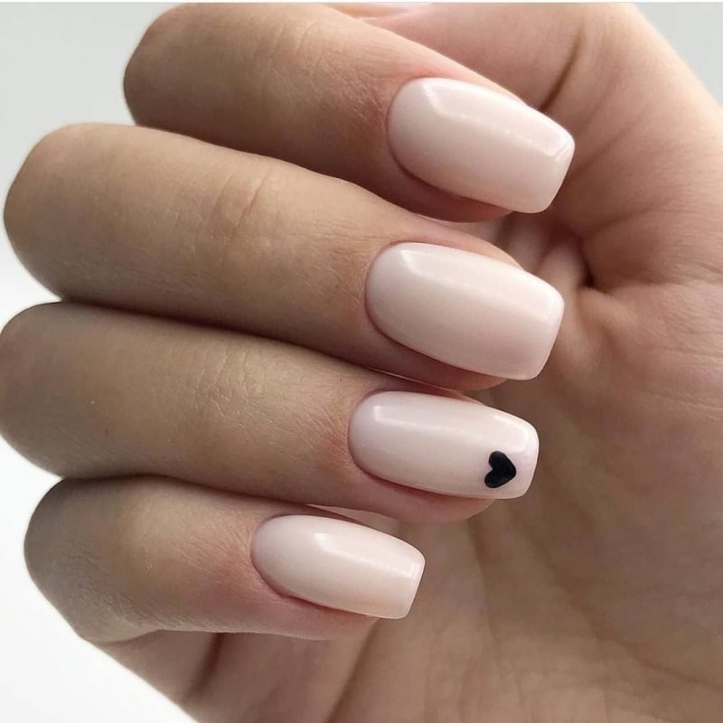 Ногти молочного цвета