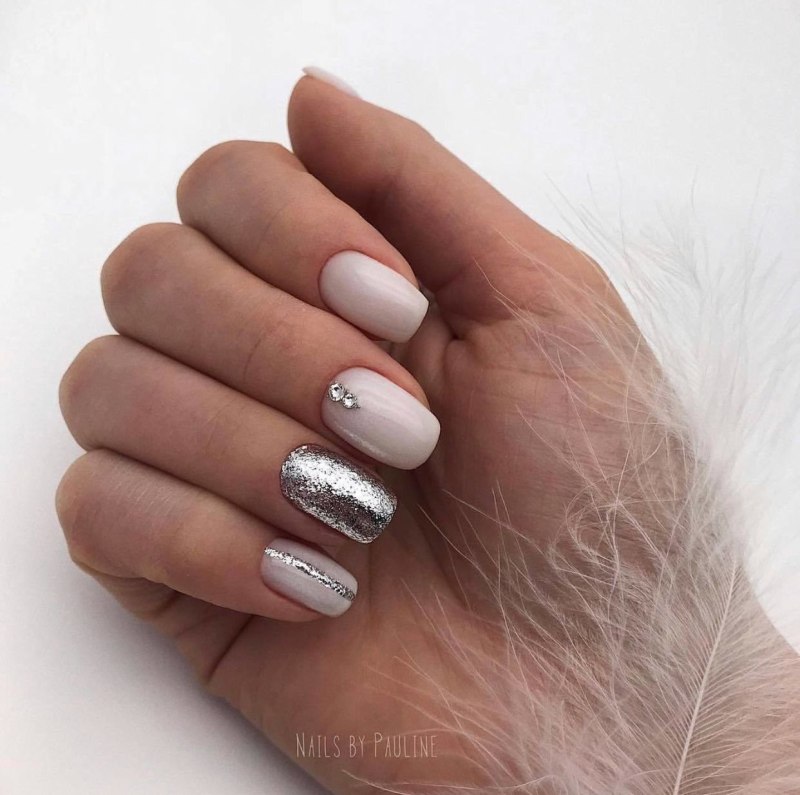 Ногти молочного цвета