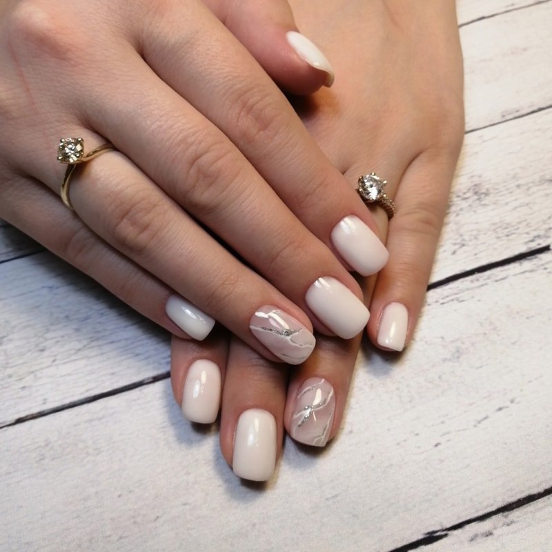 Молочный маникюр на короткие ногти