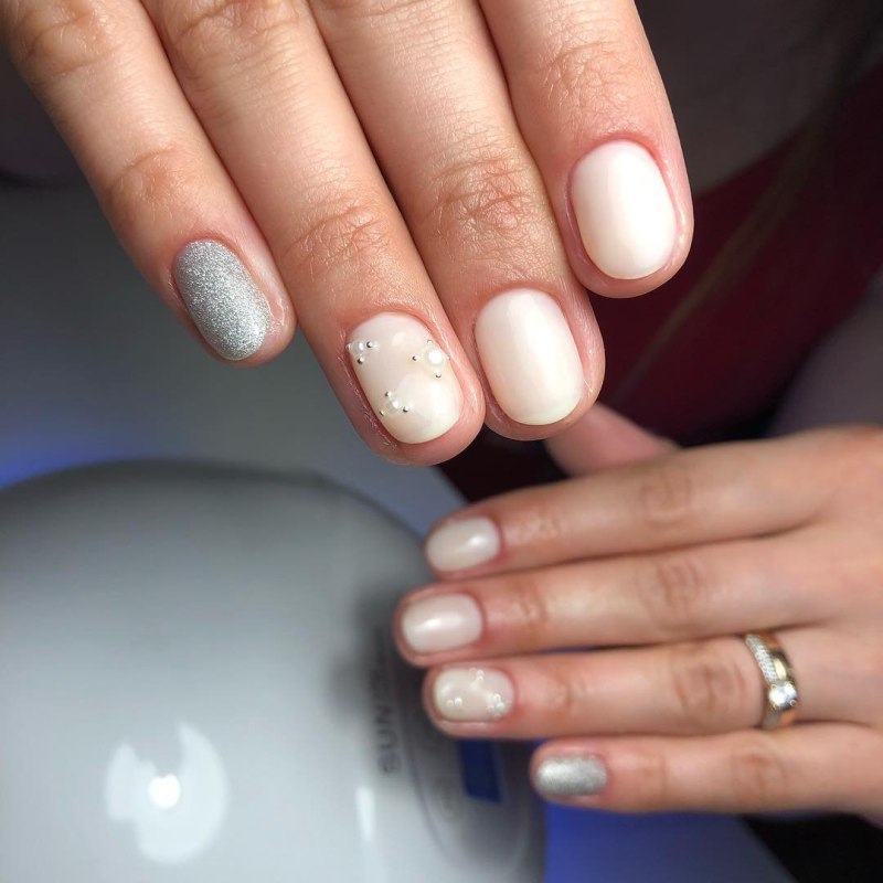 Маникюр нюдовый белый молочный