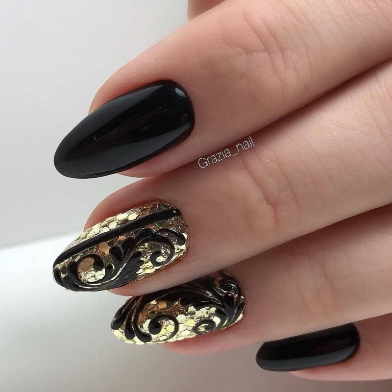Ногти чёрные с золотом
