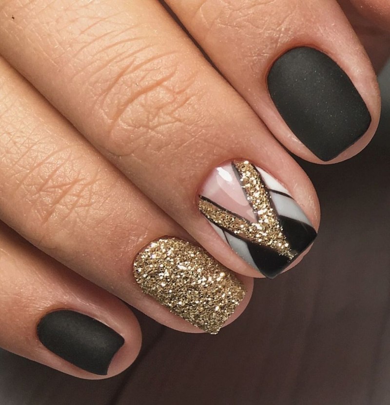 Черно-золотой маникюр