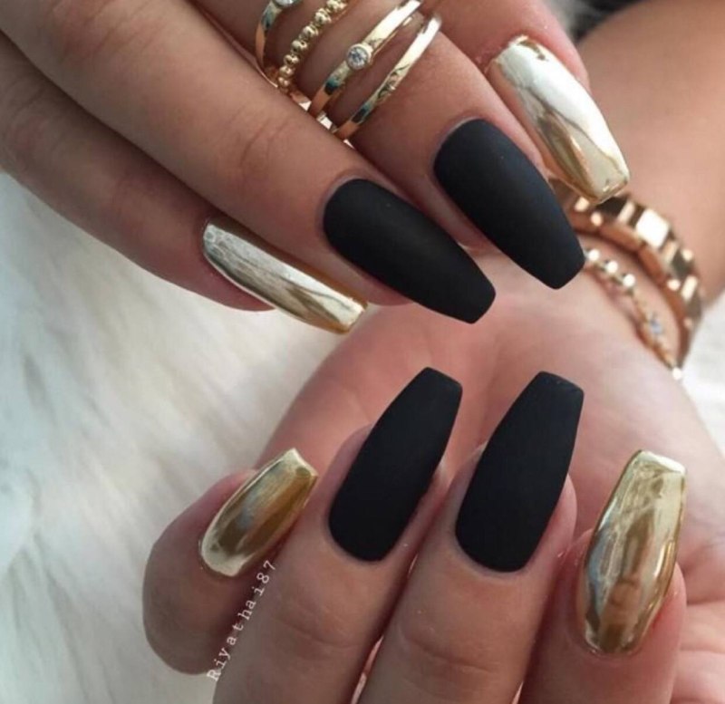 Маникюр чёрный с золотом