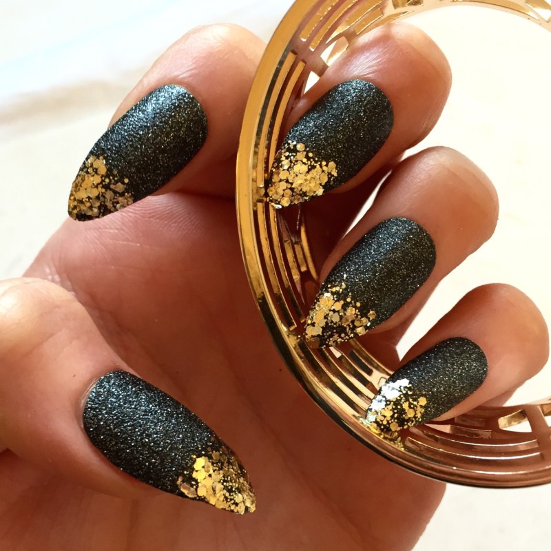 Чернозотлотой маникюр