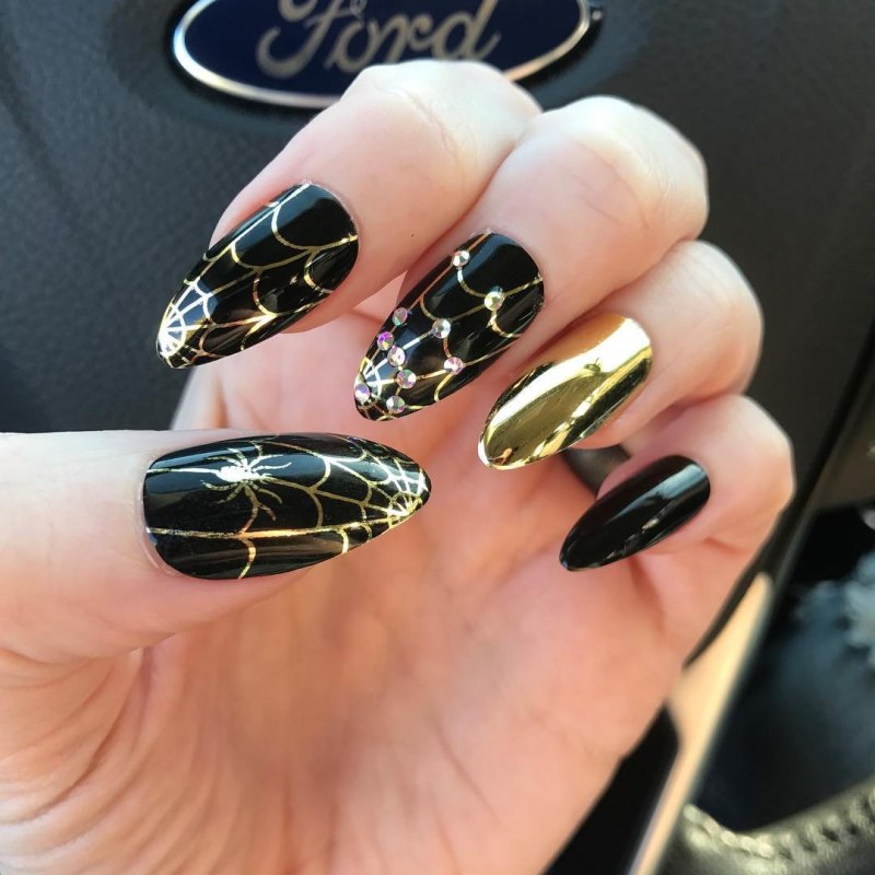 Маникюр чёрный с золотом
