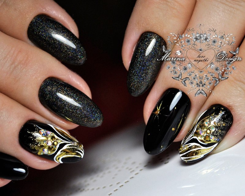 Черно-золотой маникюр