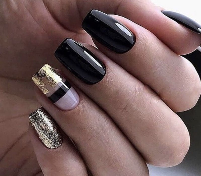 Черный маникюр с золотыми полосками