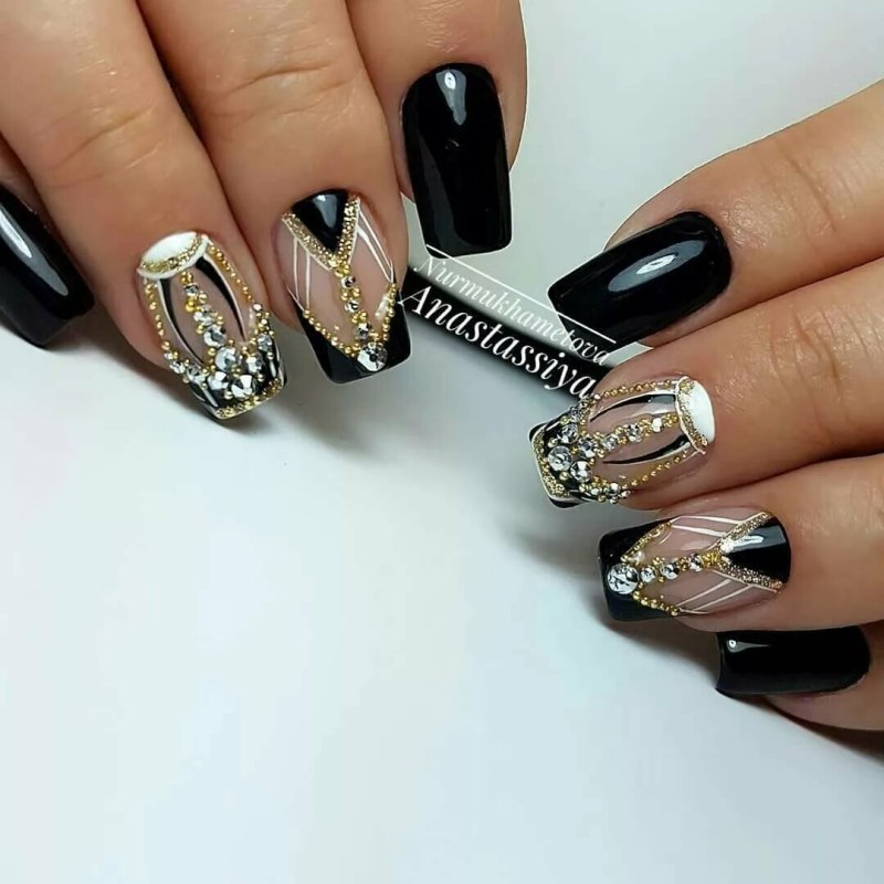 Маникюр золото с черным