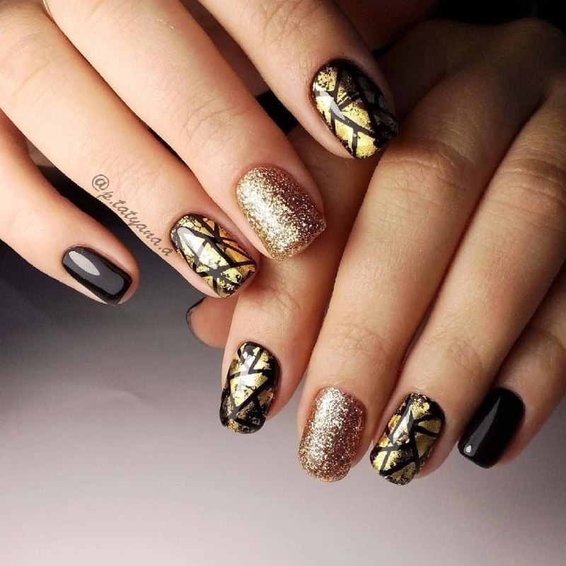 Чернозотлотой маникюр