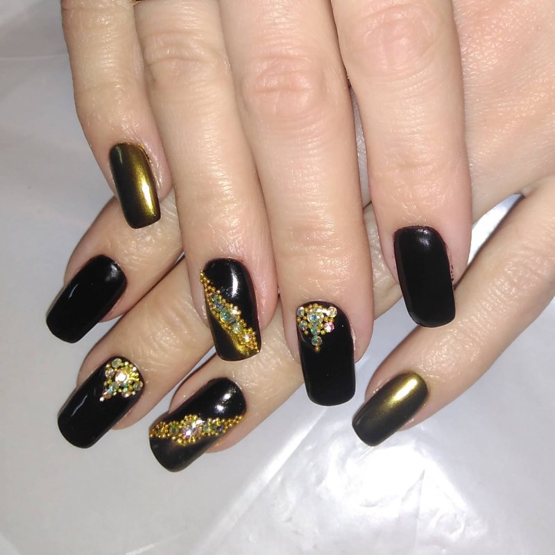 Черный маникюр с поталью