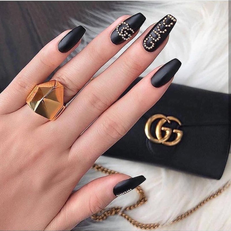 Маникюр чёрный матовый с золотом