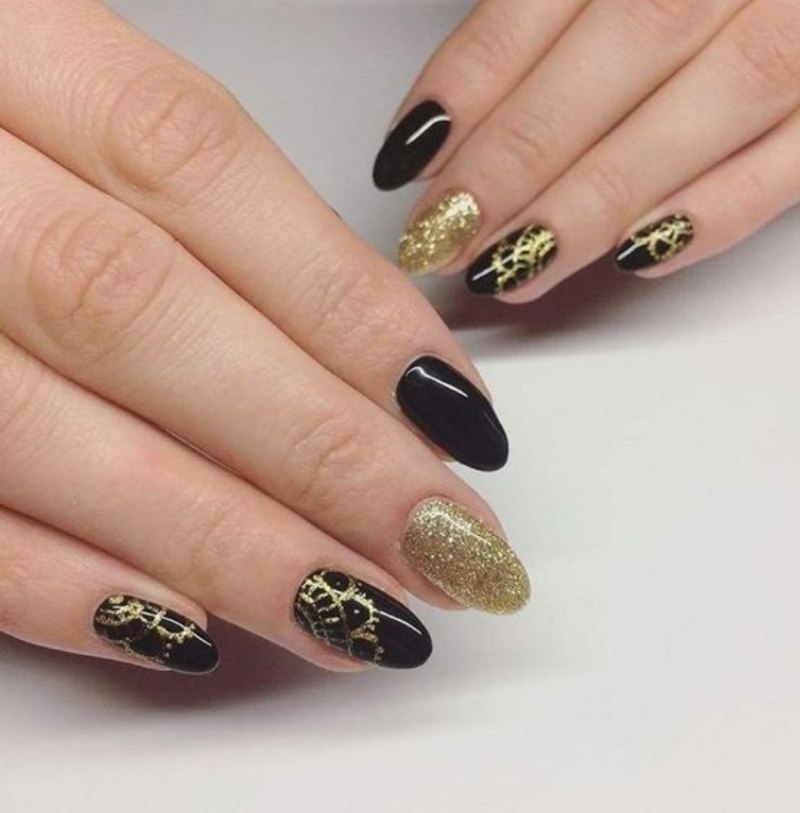 Маникюр чёрный с золотом