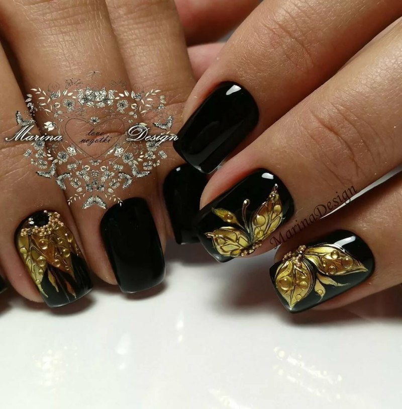 Маникюр чёрный с золотом