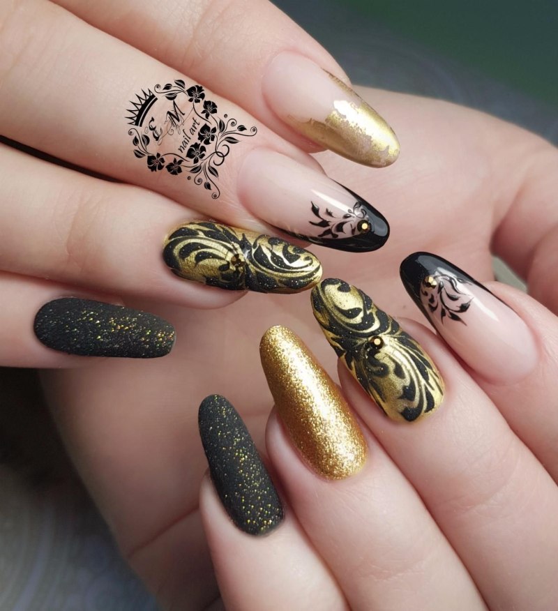 Золотой узор на ногтях