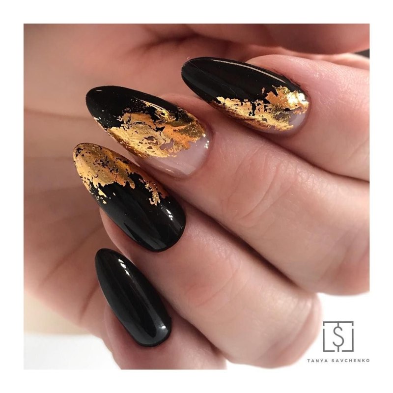 Маникюр золото с черным