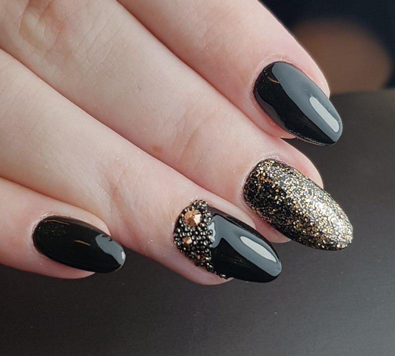 Маникюр чёрный с золотом