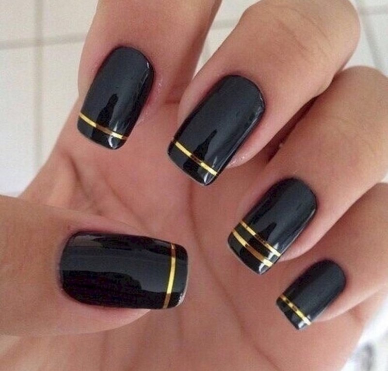 Маникюр с золотыми полосками