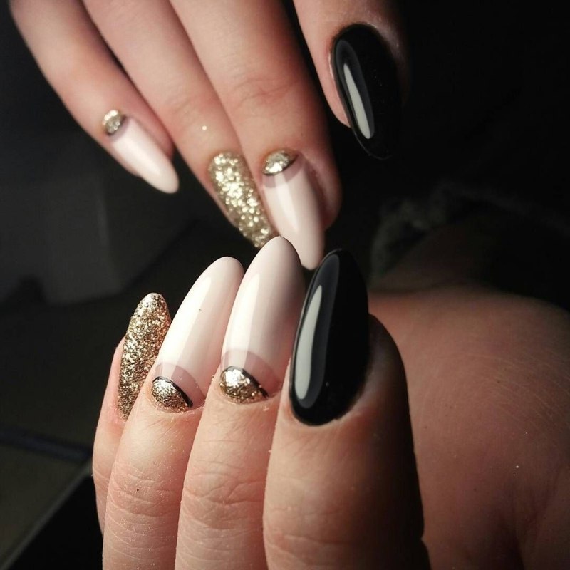 Маникюр бежевый с черным