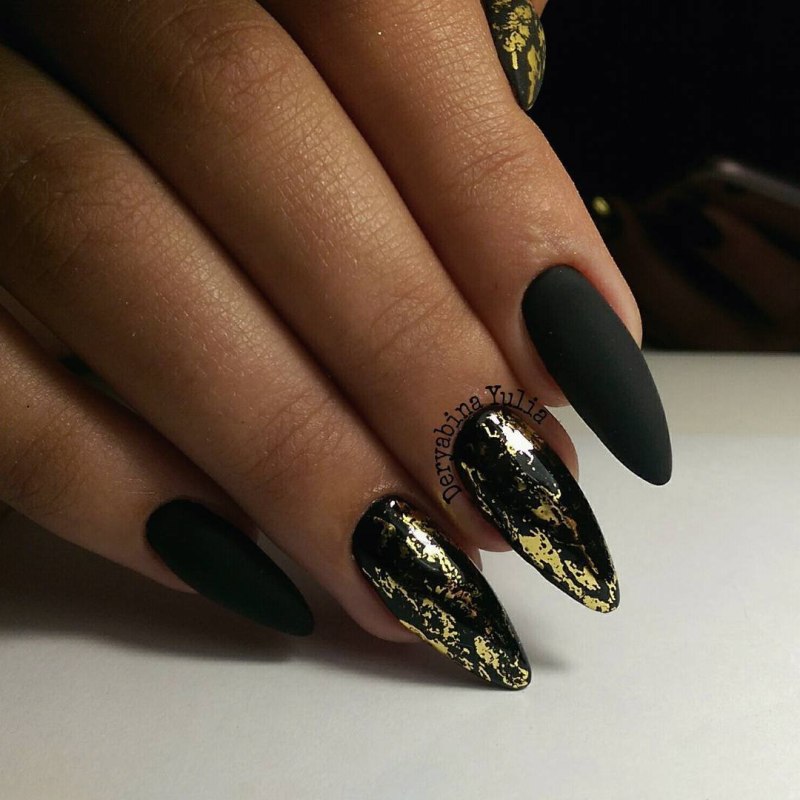 Ногти чёрные с золотом